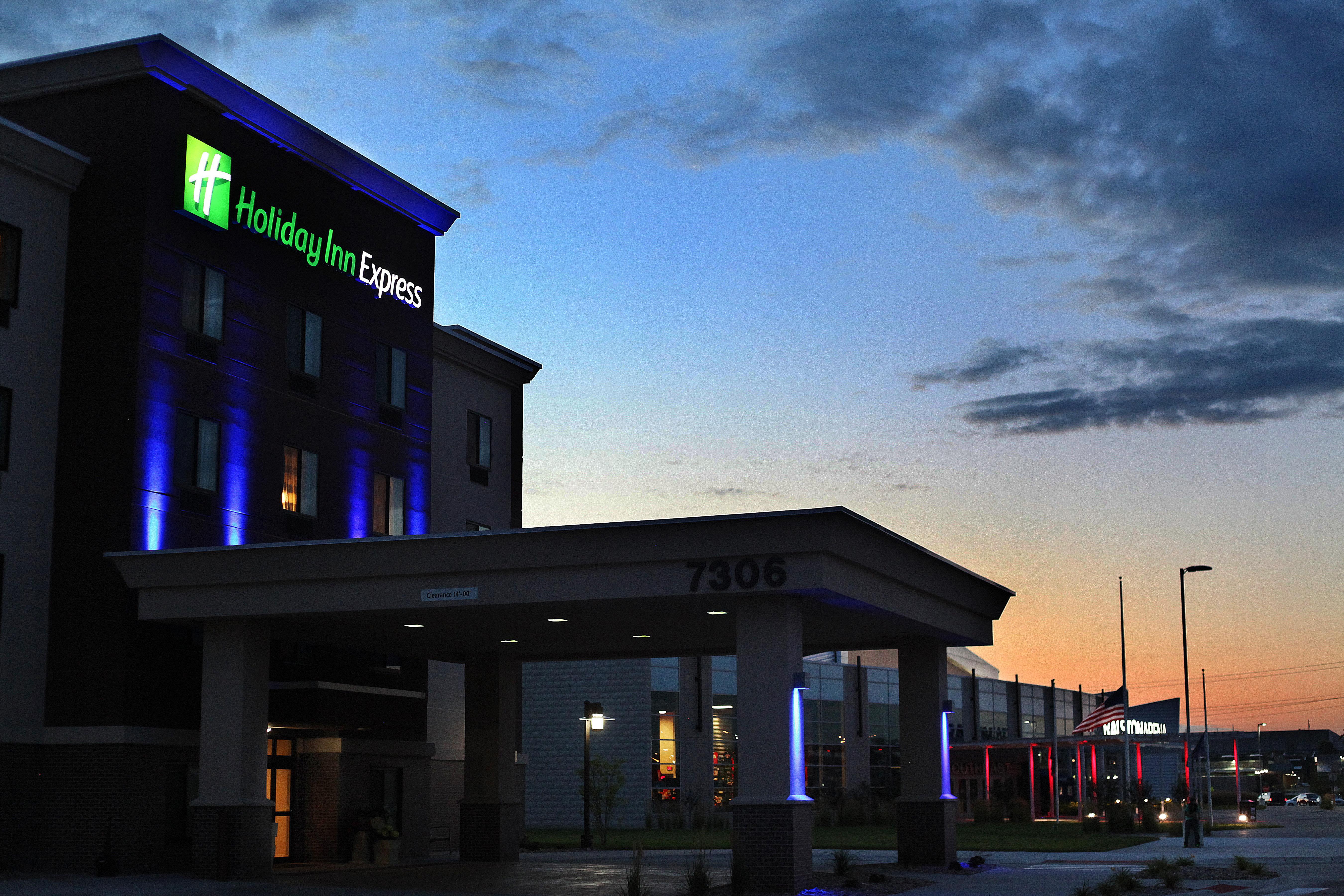Holiday Inn Express & Suites Omaha South Ralston Arena, An Ihg Hotel Exterior photo